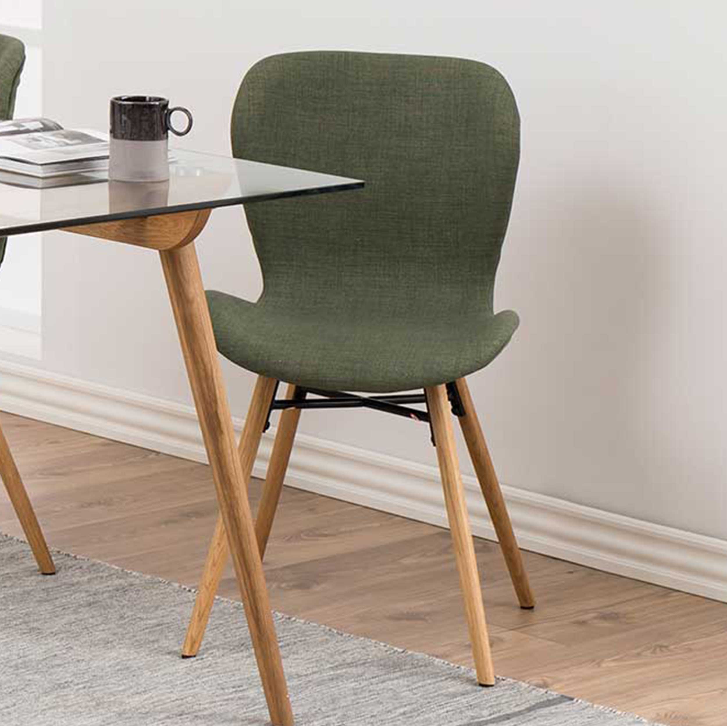 Chaise en tissu Tilda avec pieds obliques - vert/chêne