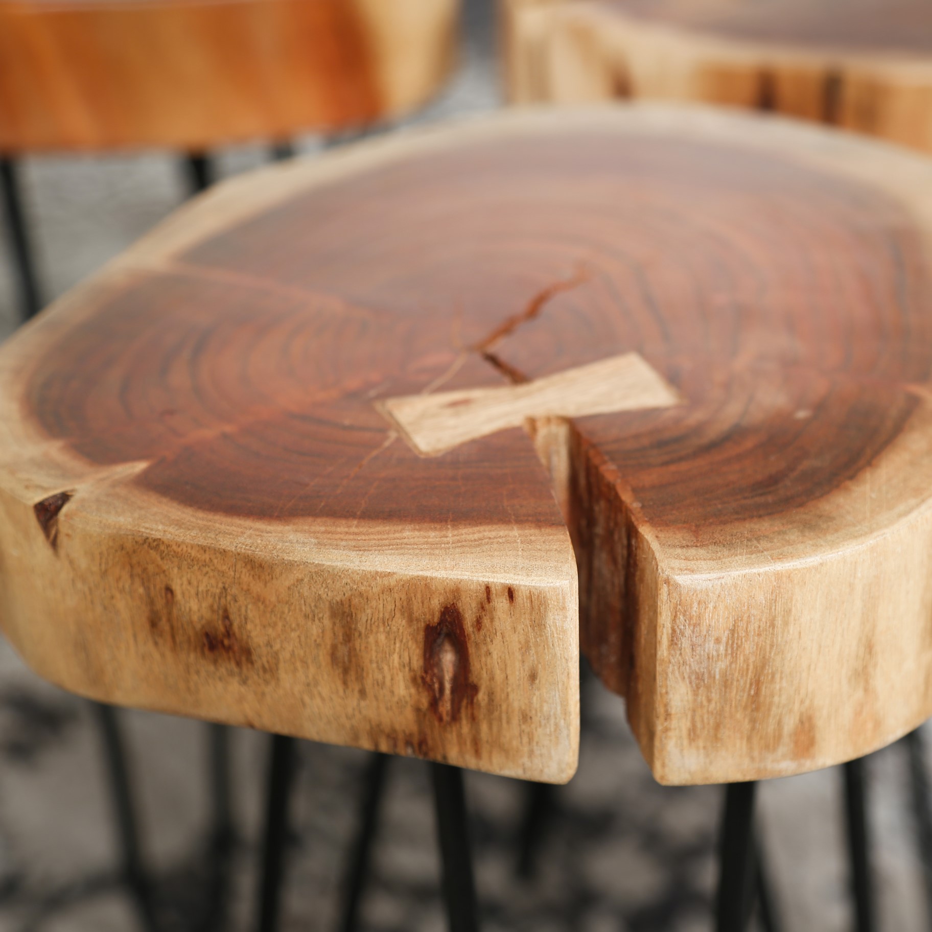 Table d'appoint Samantha - acacia et pieds en acier noir - Image 2