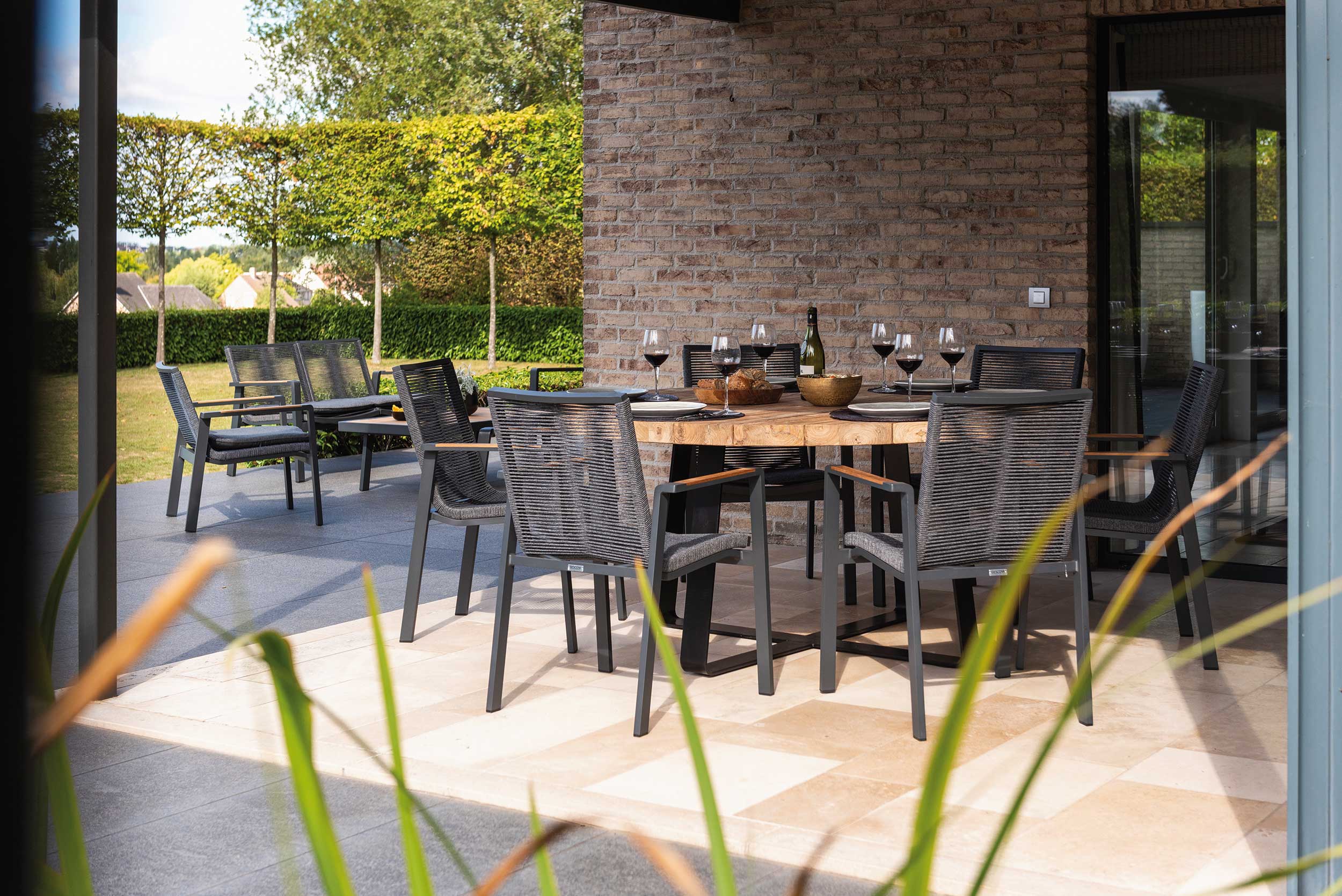 Table de jardin Margarite Ø160 - noir/teck - Image 2