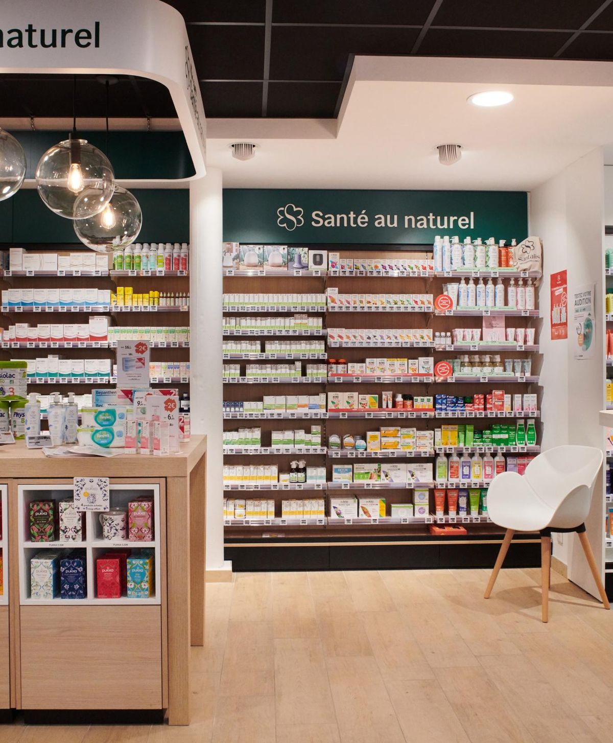 Habillage mural parapharmacie avec logo